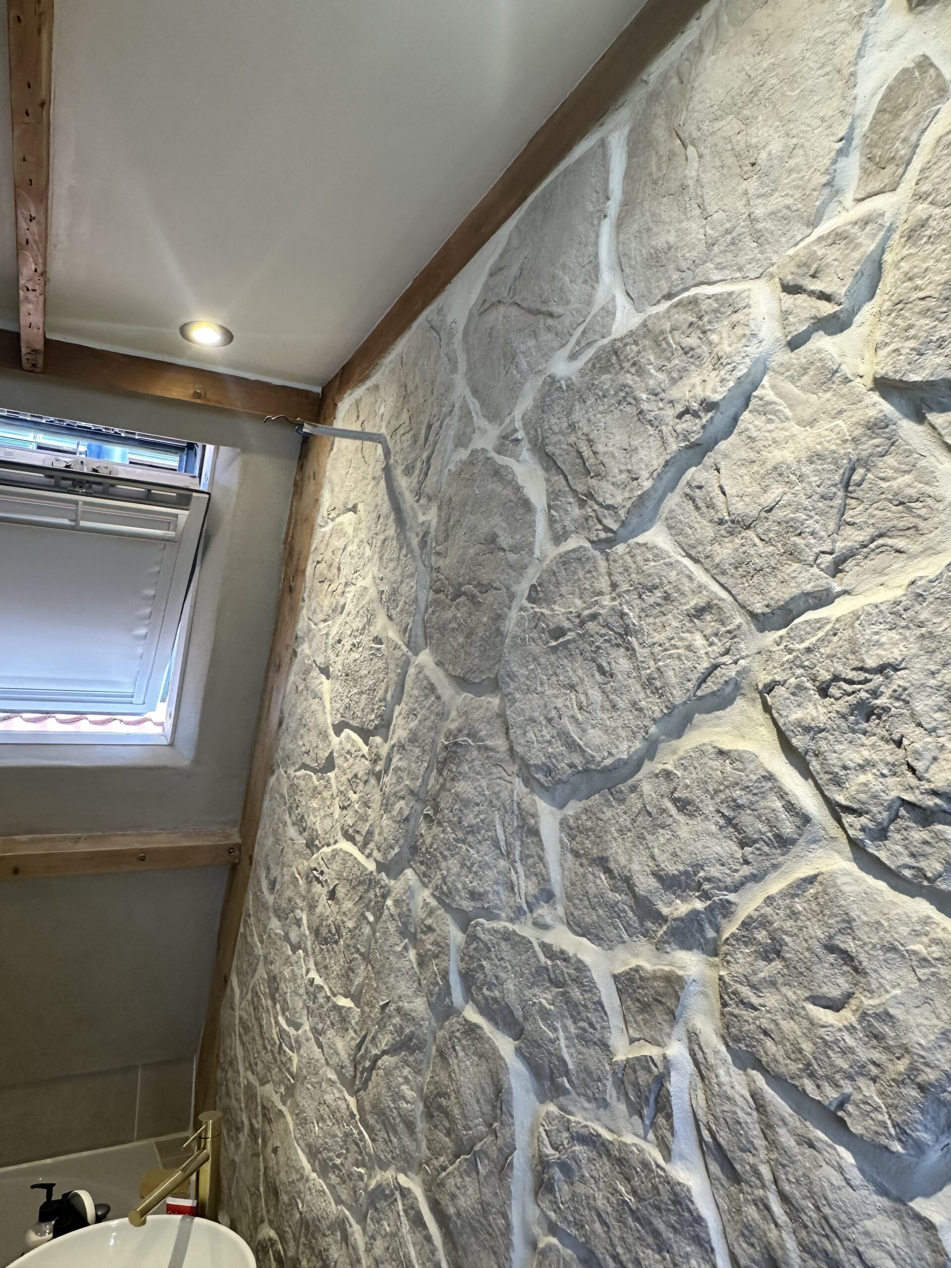 Badkamer renovatie Alkmaar natuursteenwand met houten balken