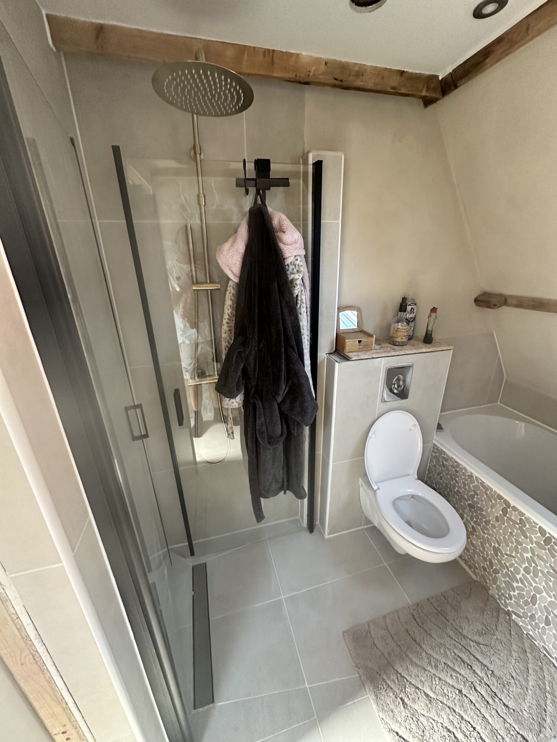 Badkamer renovatie Alkmaar inloopdouche regendouche hangtoilet en bad